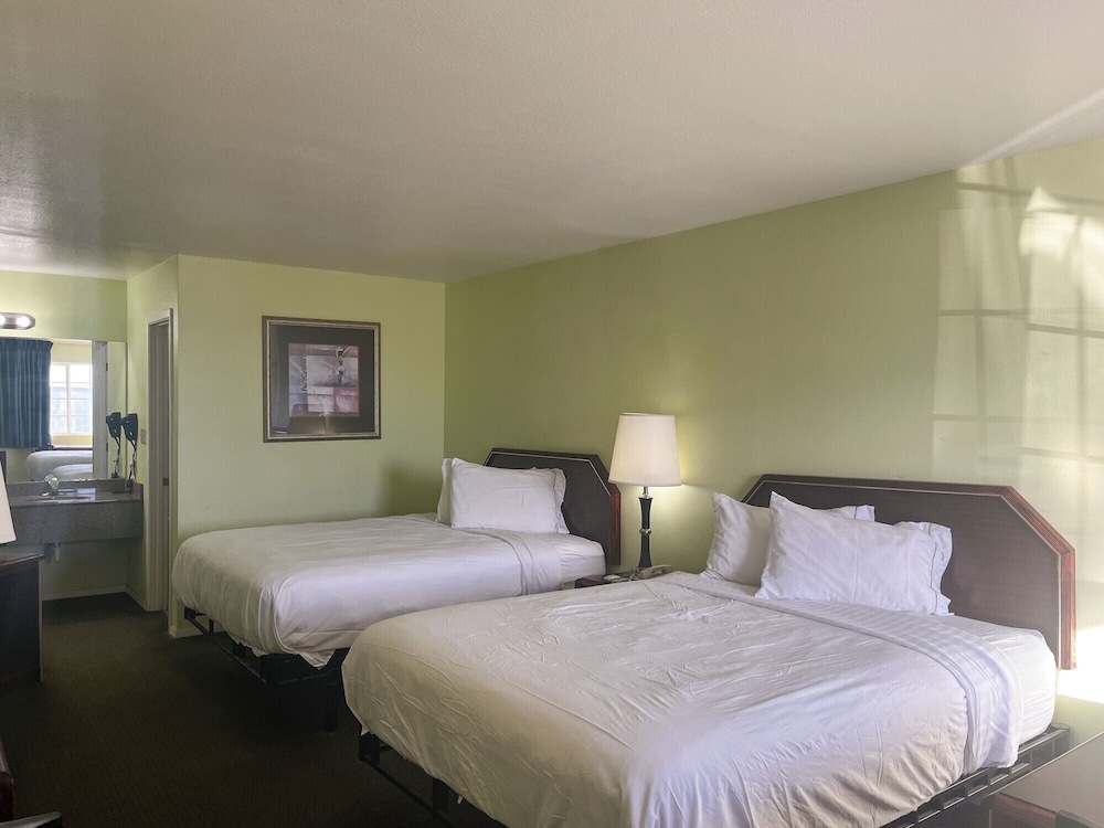 DELUXE, 2 QUEEN BEDS