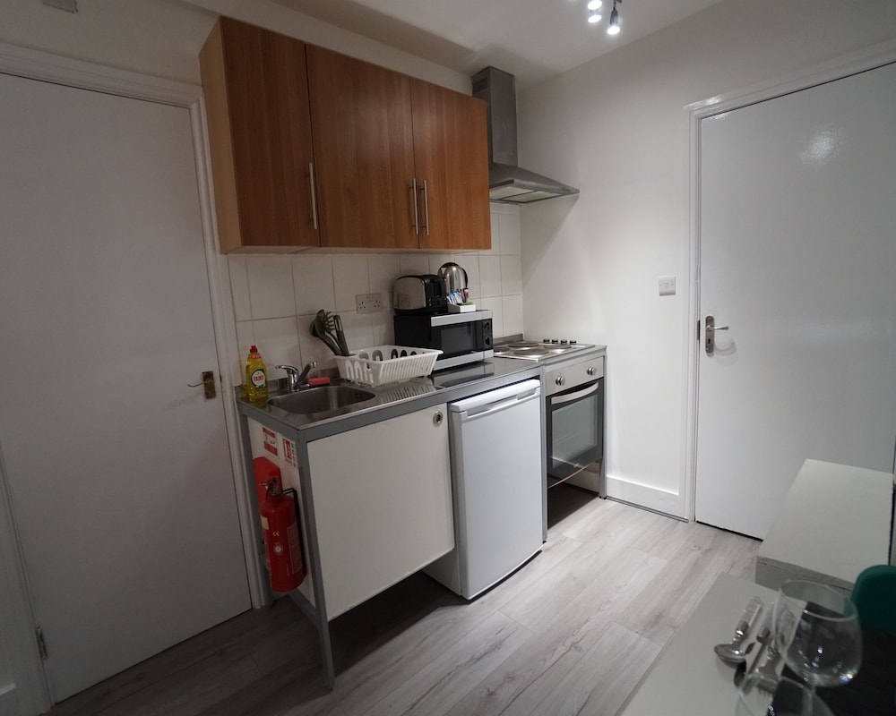 London Queens Apartments 5/50