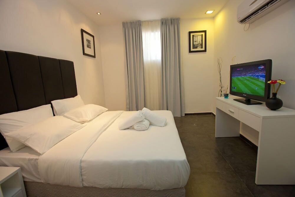 COMFORT, STUDIO, KITCHENETTE