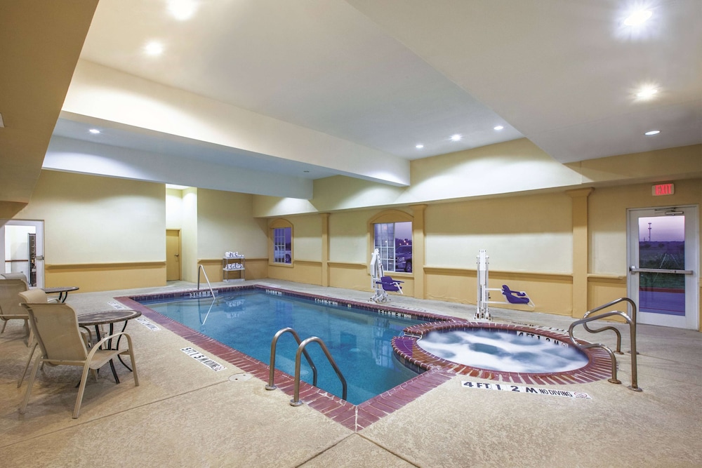 La Quinta Inn and Suites by Wyndham Gainesville 30/35