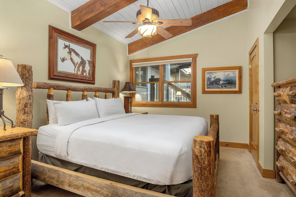 2 Bedrooms, Condo, Summit