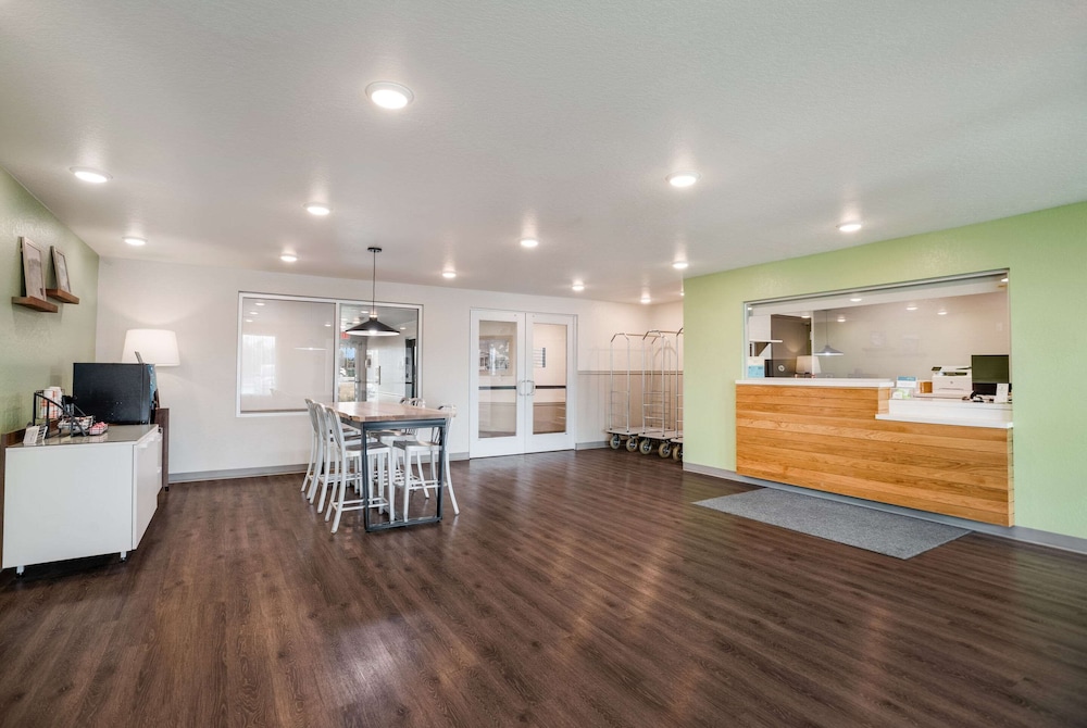 WoodSpring Suites Sulphur LA photo4