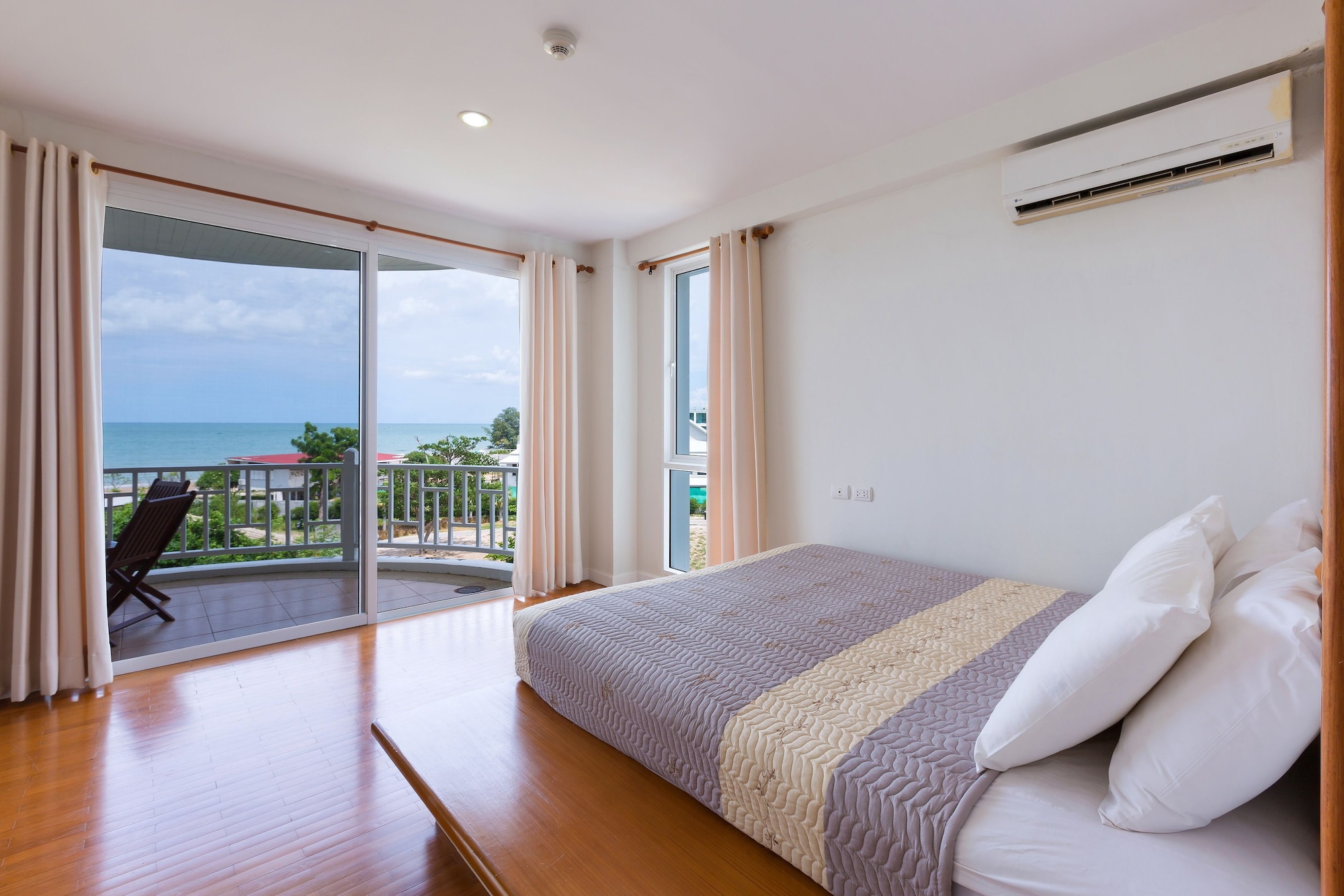 شقة بسرير مزدوج وسريرين منفصلين بإطلالة على البحر بغرفتي نوم، Baan Poolom Beachfront Condominium 4/7