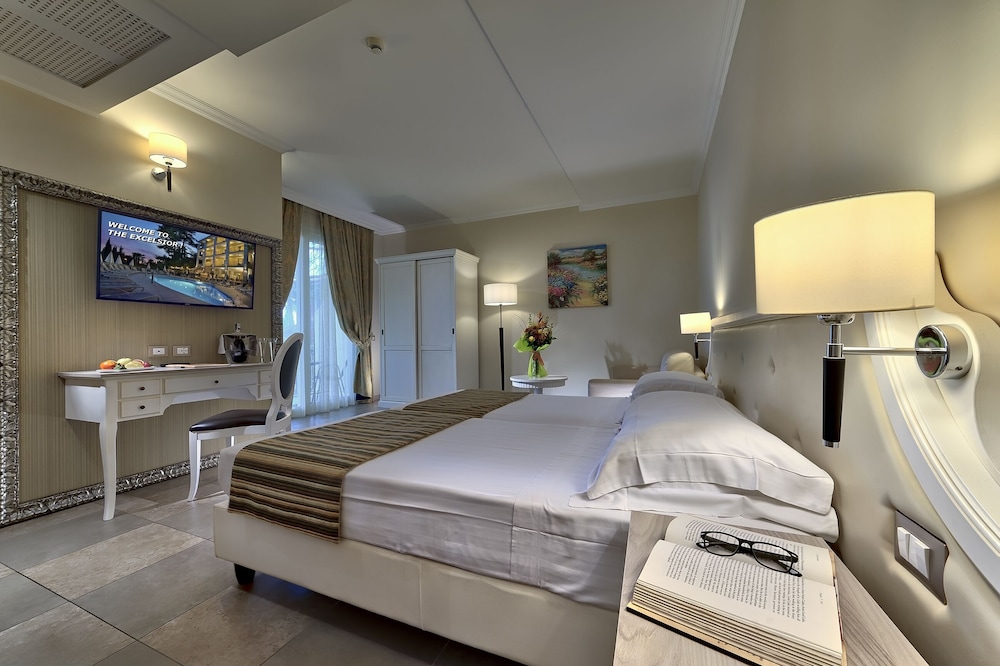 Comfort, King Bed, Partial Lake View
