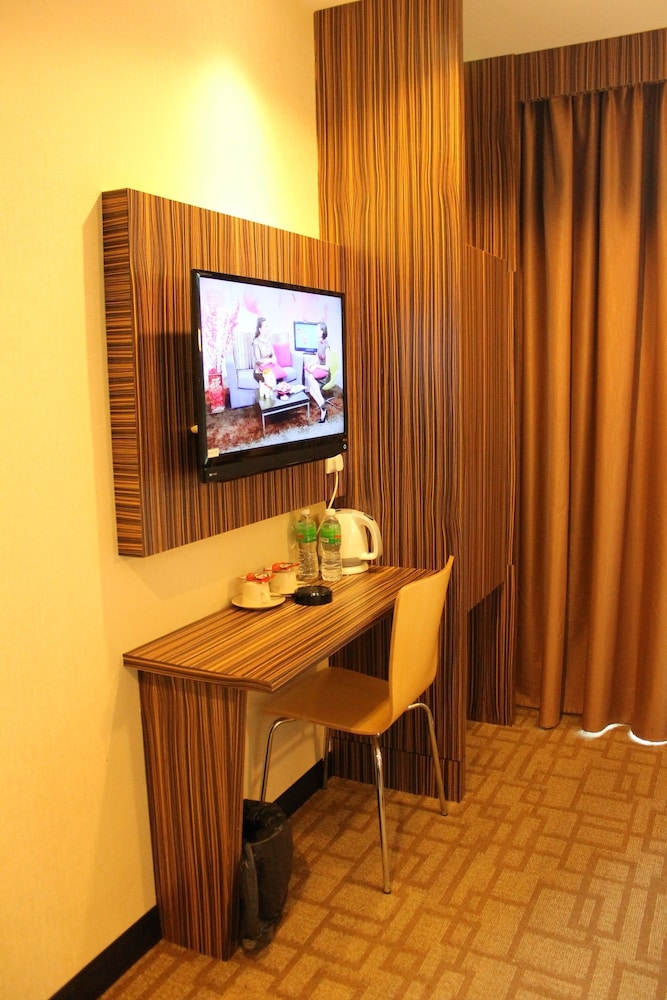 Clover Hotel 23/24