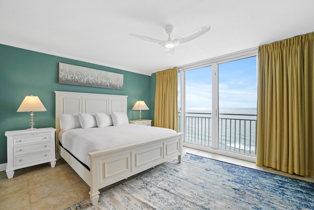 3 BEDROOMS, CONDO, SEA VIEW