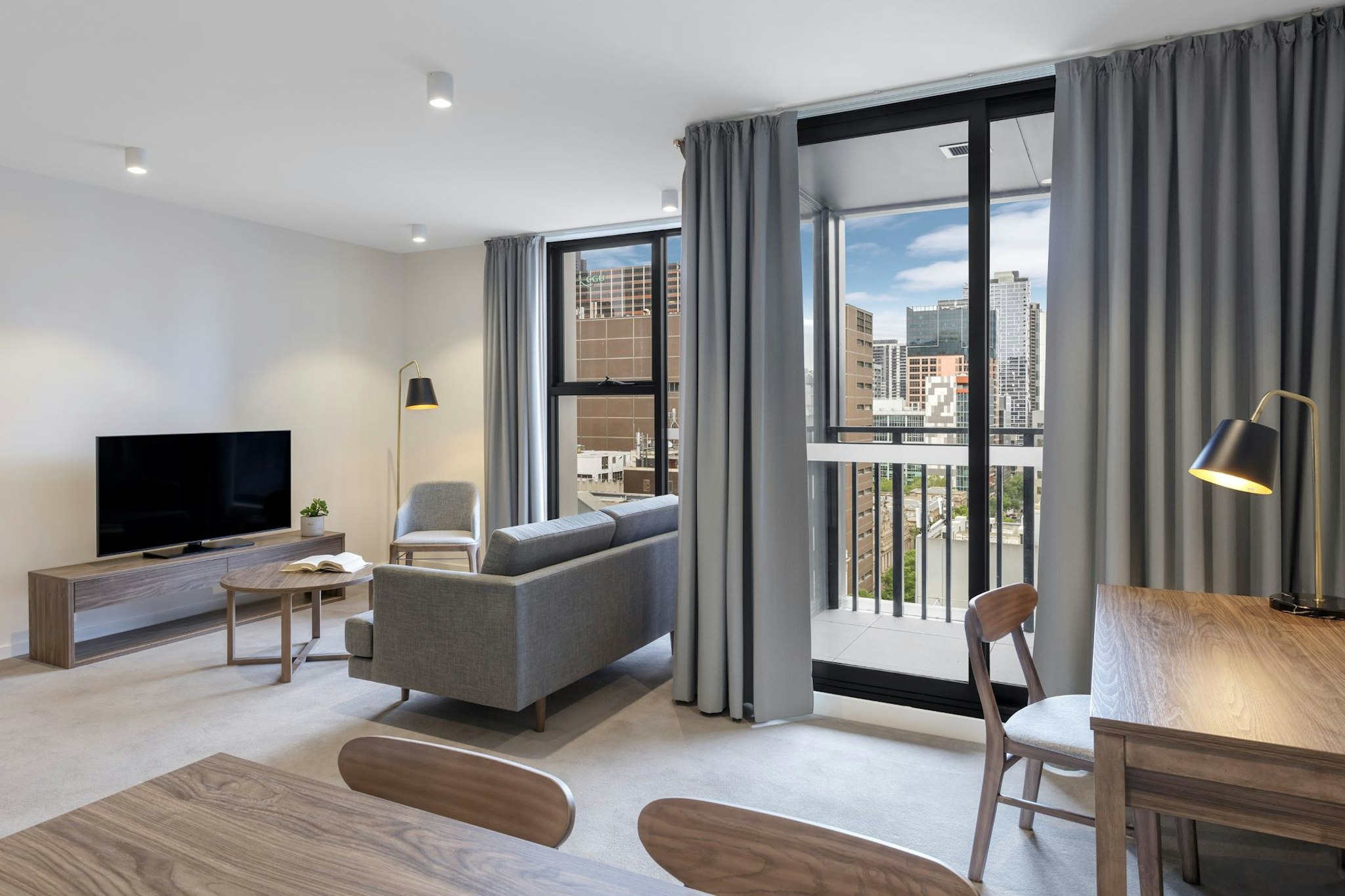 Brady Apartment Hotel Hardware Lane 23/26