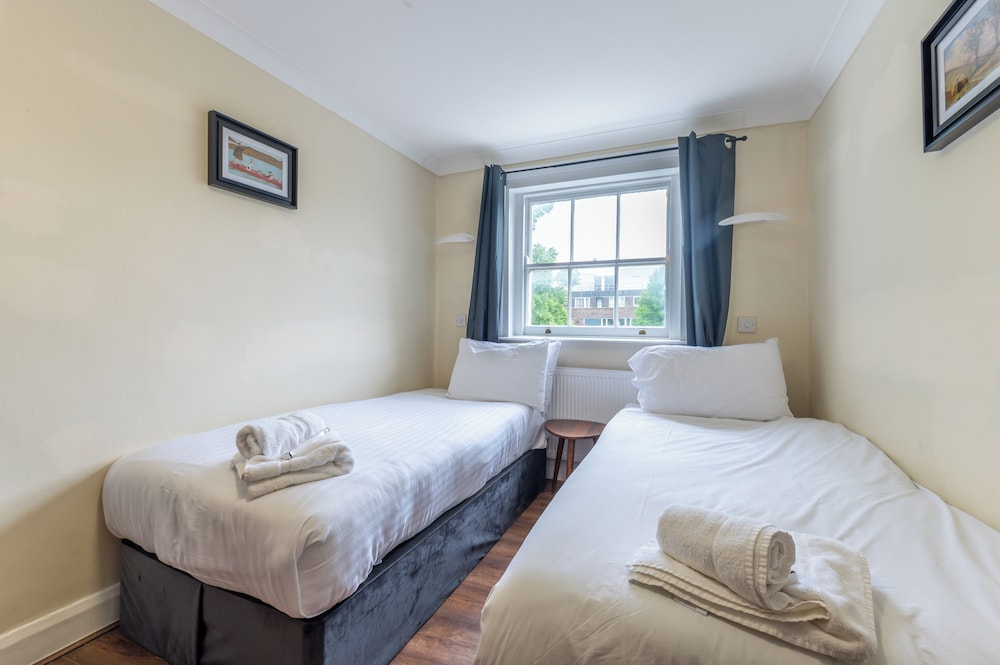ROOM, TWIN BEDS