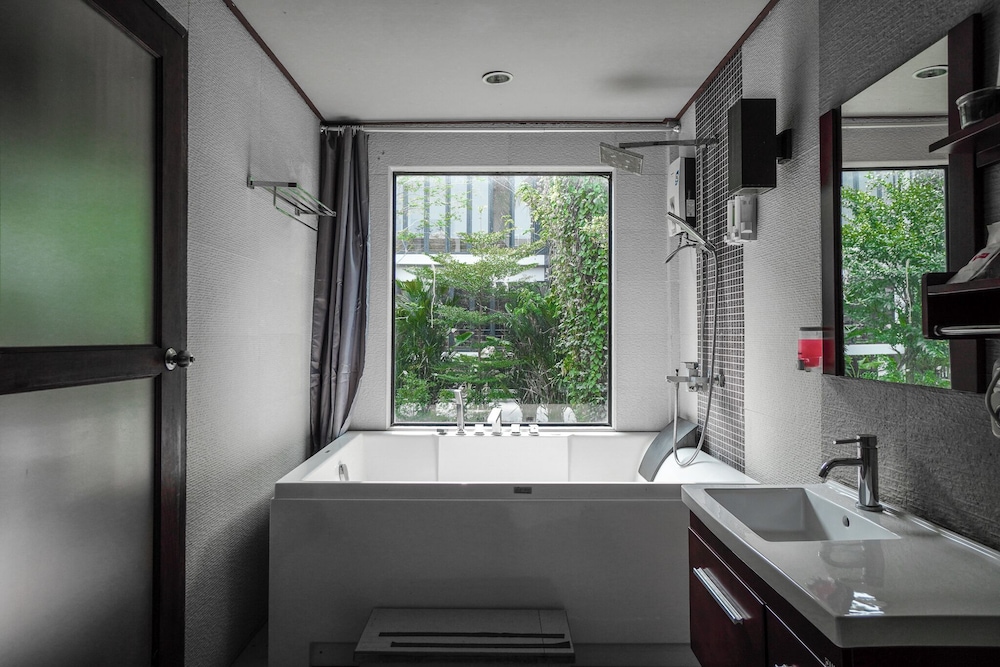 The Grace Amphawa 47/50