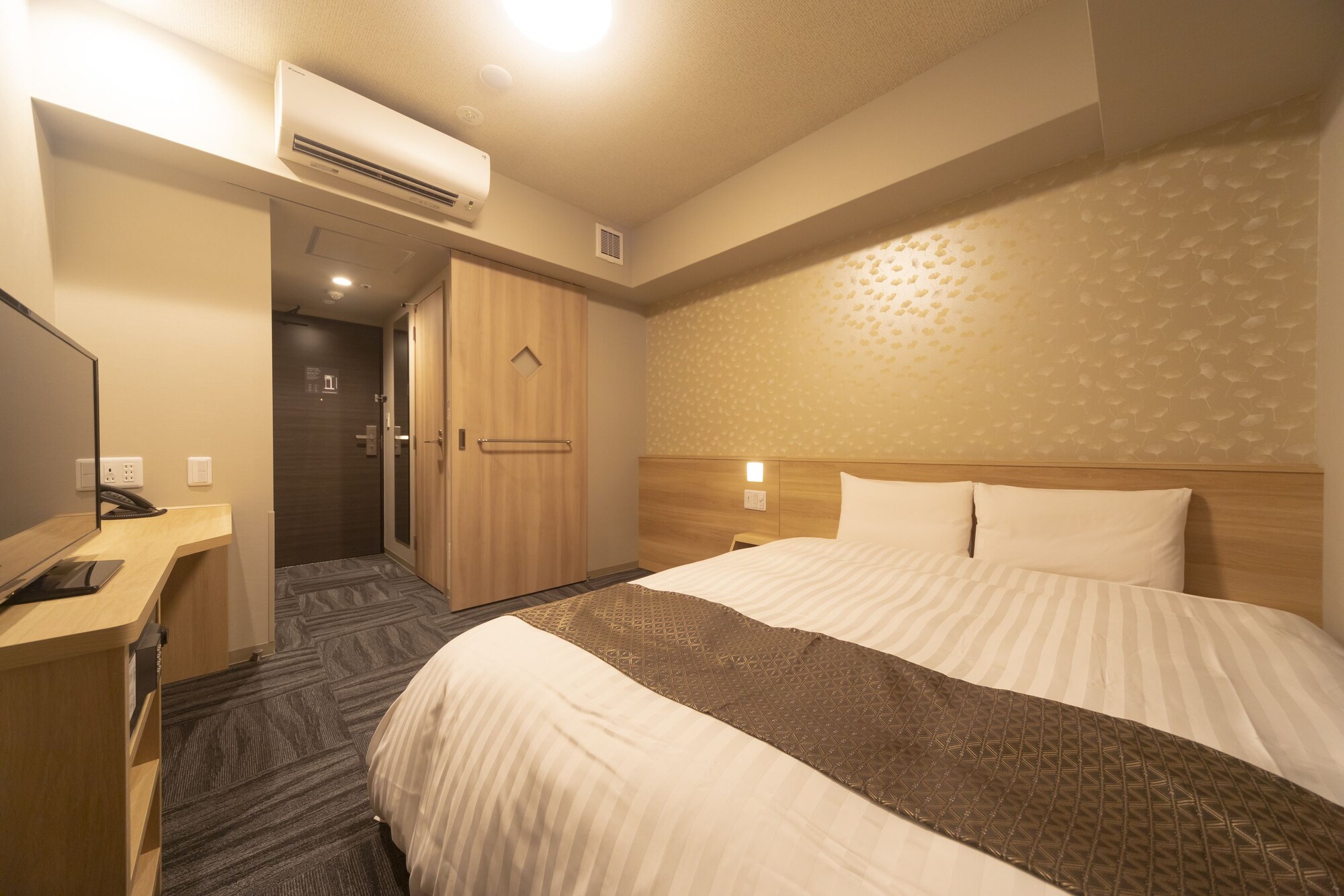 ROOM, QUEEN BED