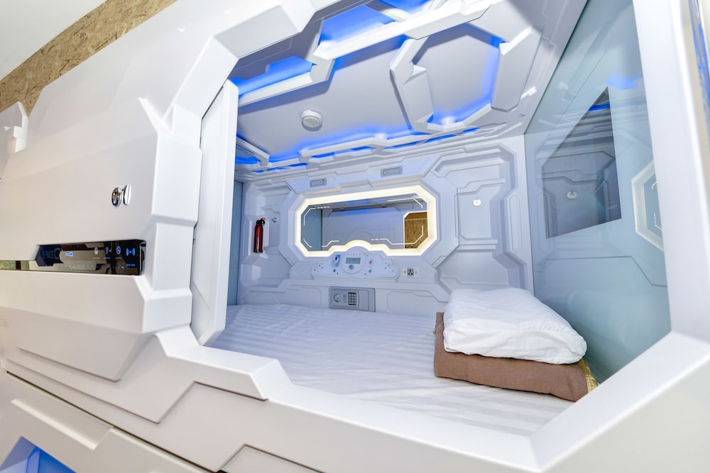 Space Q Capsule Hotel 11/32