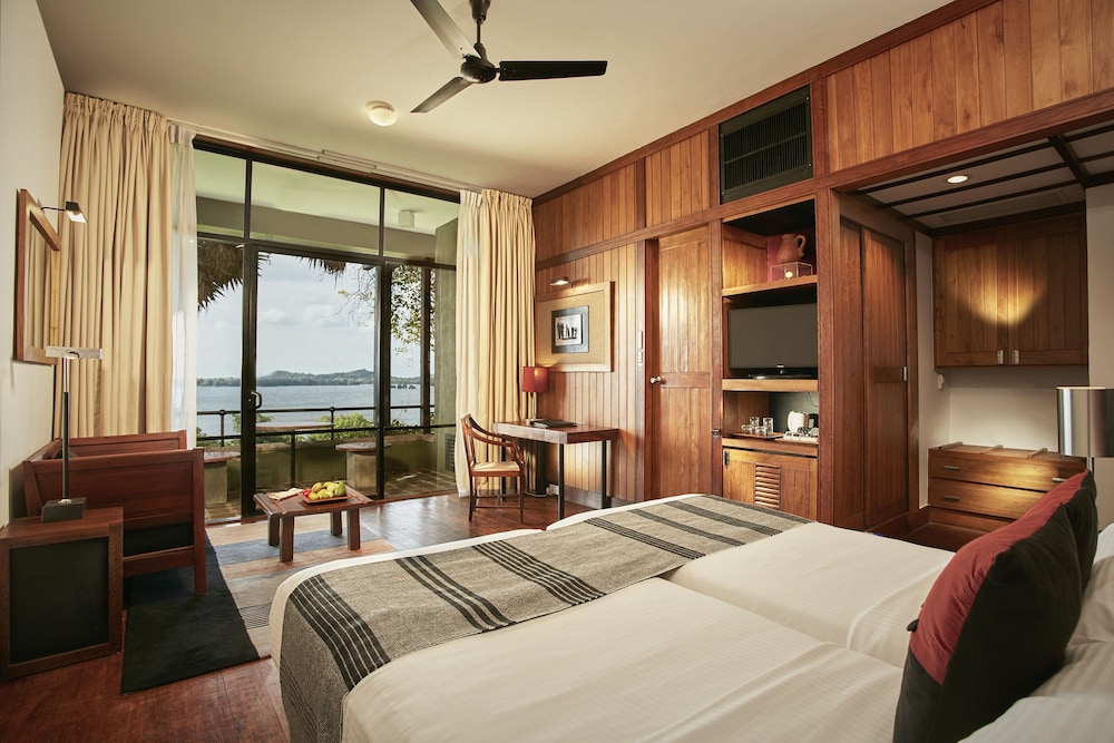 DELUXE, KING BED