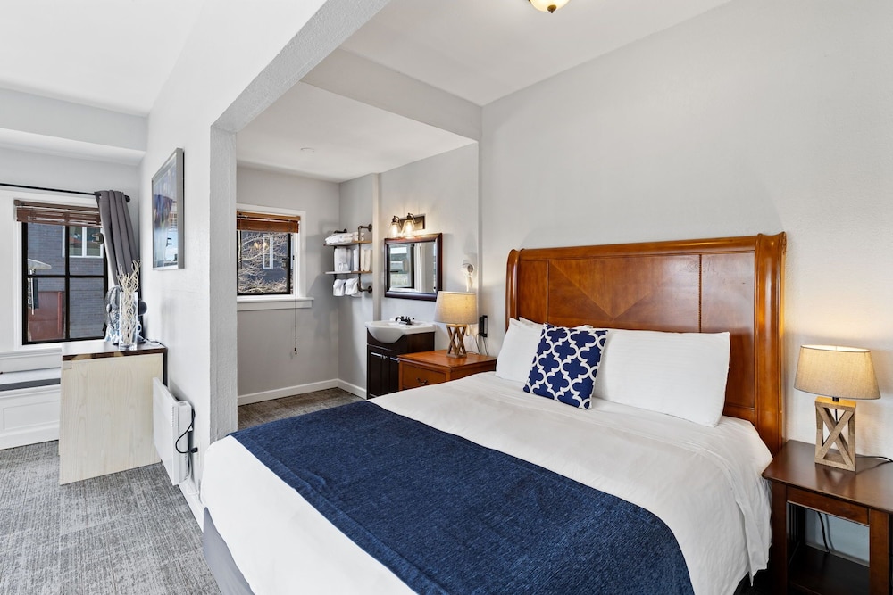 STANDARD, 2 QUEEN BEDS, SHARED BATHROOM