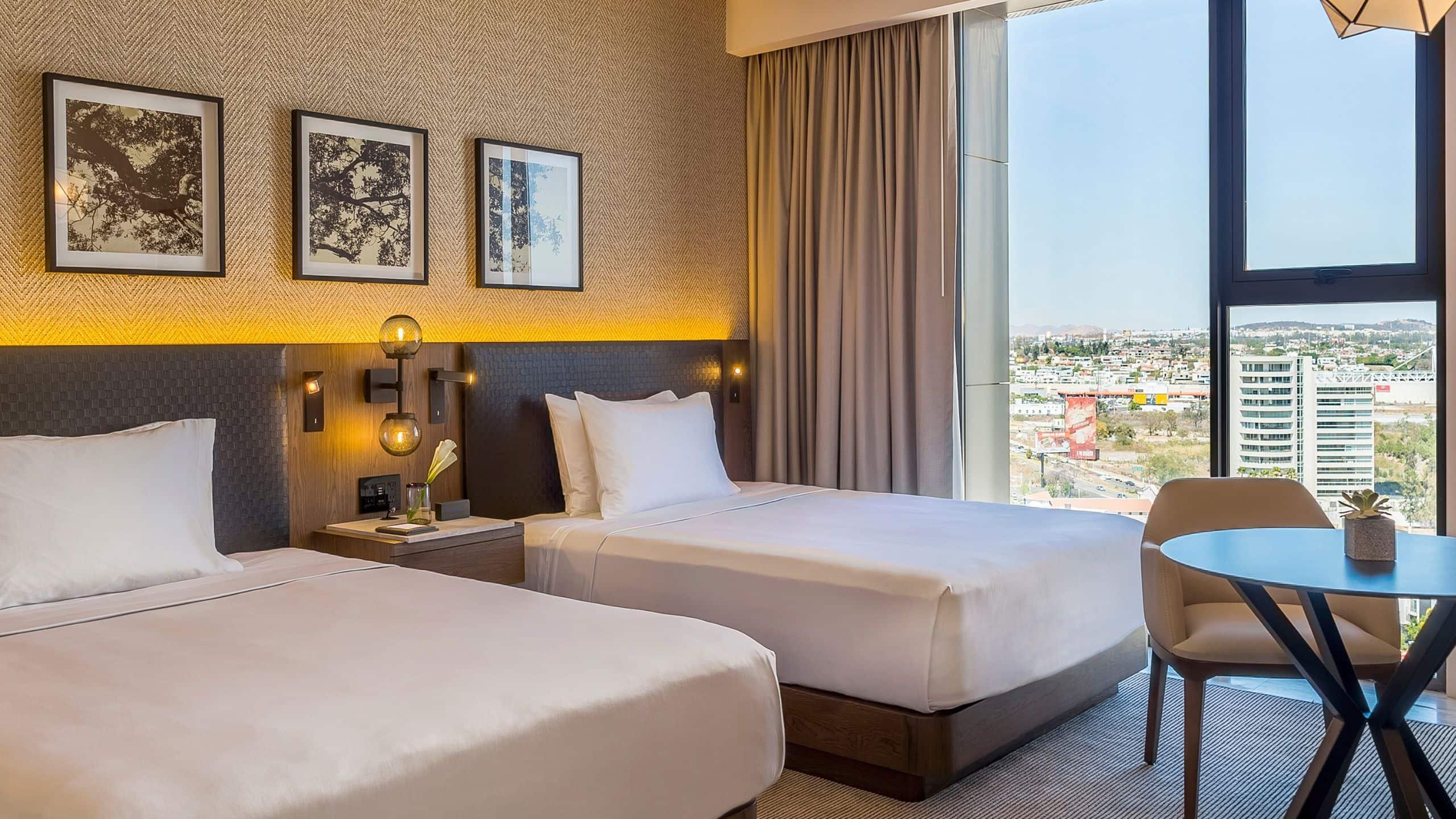 Club, Queen Bed