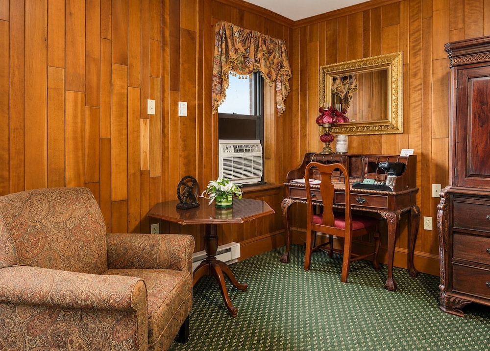 The Lafayette A grand Riverboat Era Hotel 46/77