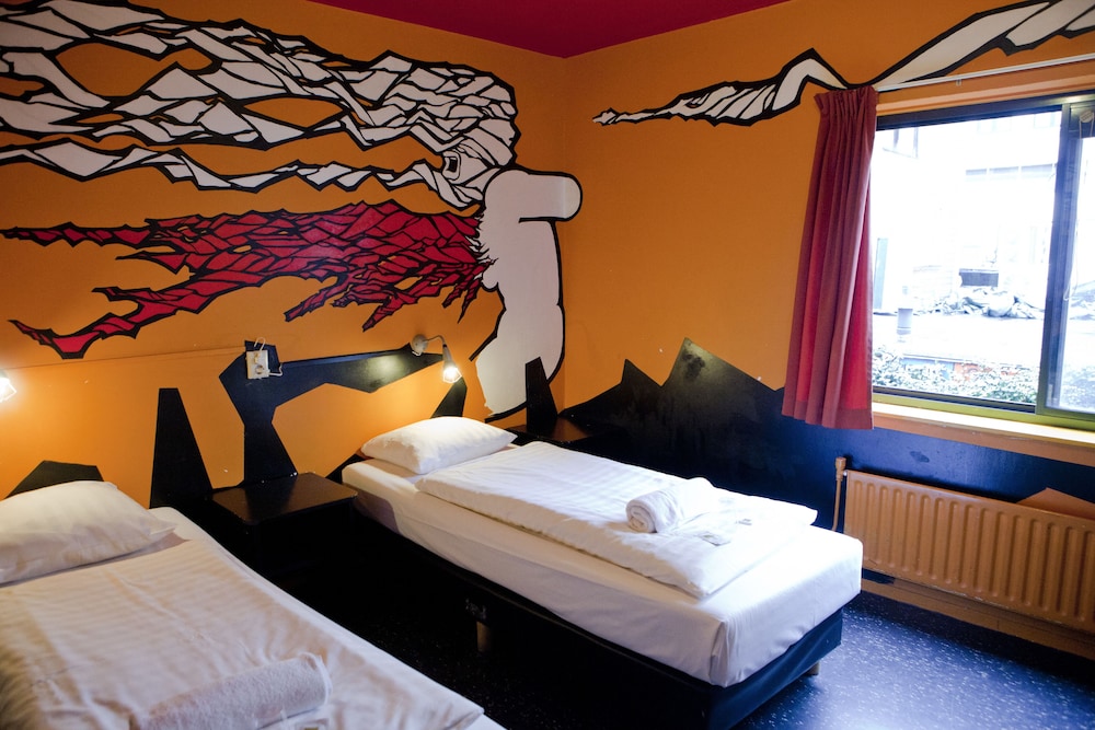 BASIC, TWIN BEDS, PRIVATE BATHROOM