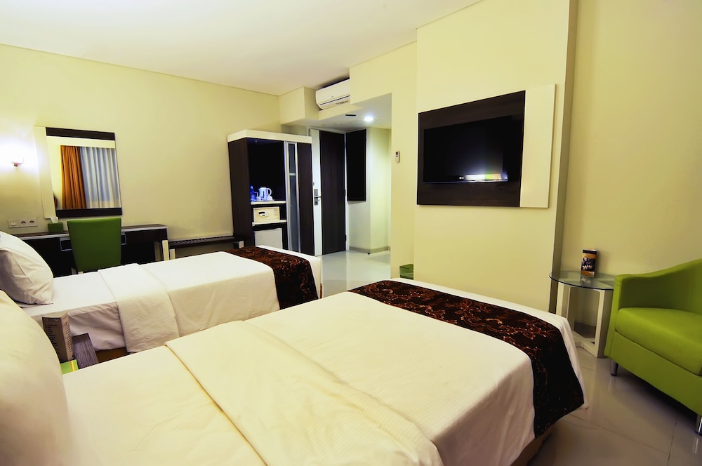 Pose In Hotel Solo 17/48