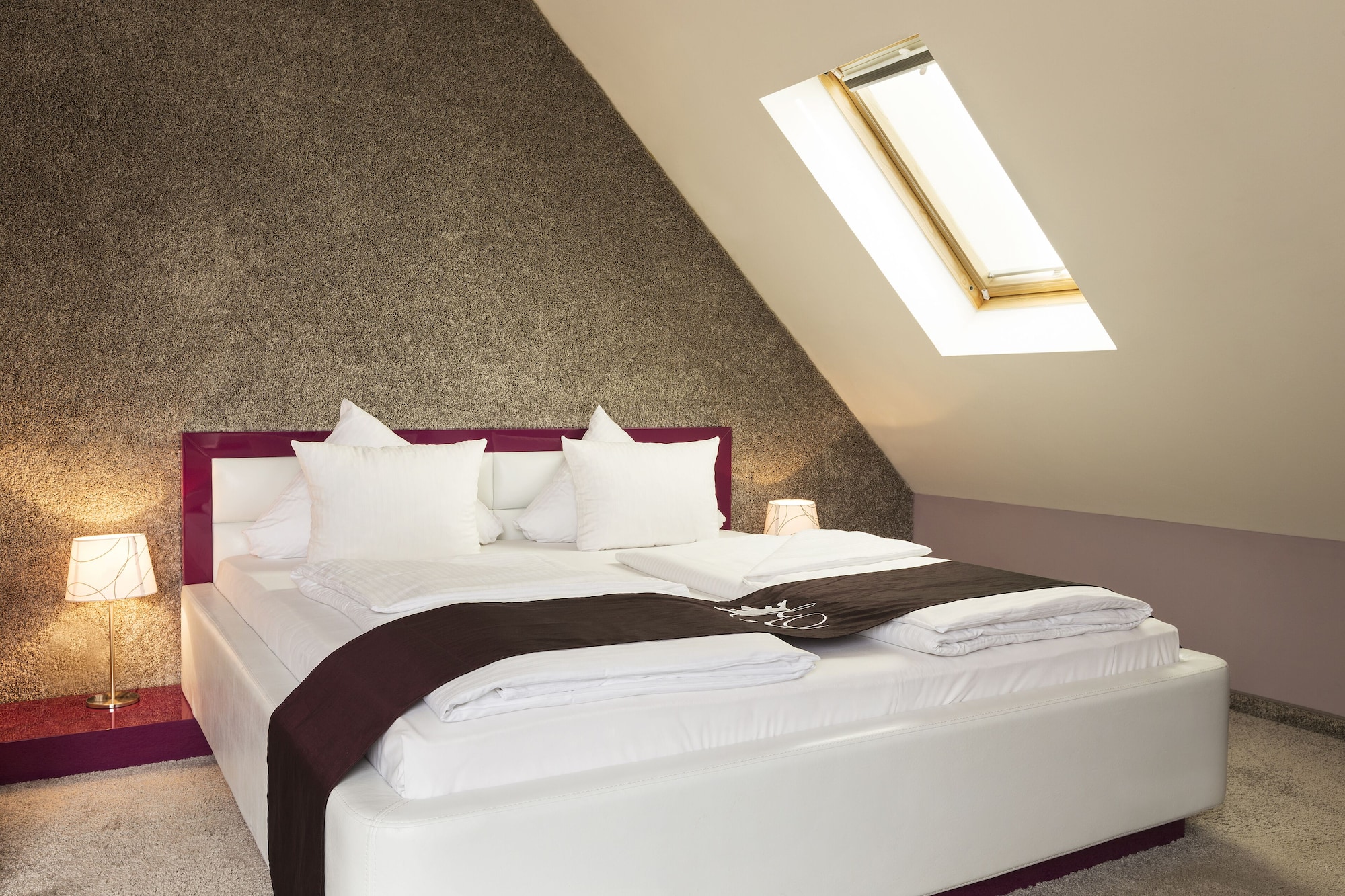 BUSINESS, SUITE, QUEEN BED, GARDEN VIEW, BALCONY