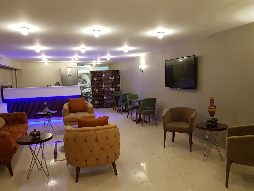 THE CLOCK SUITES 36/44