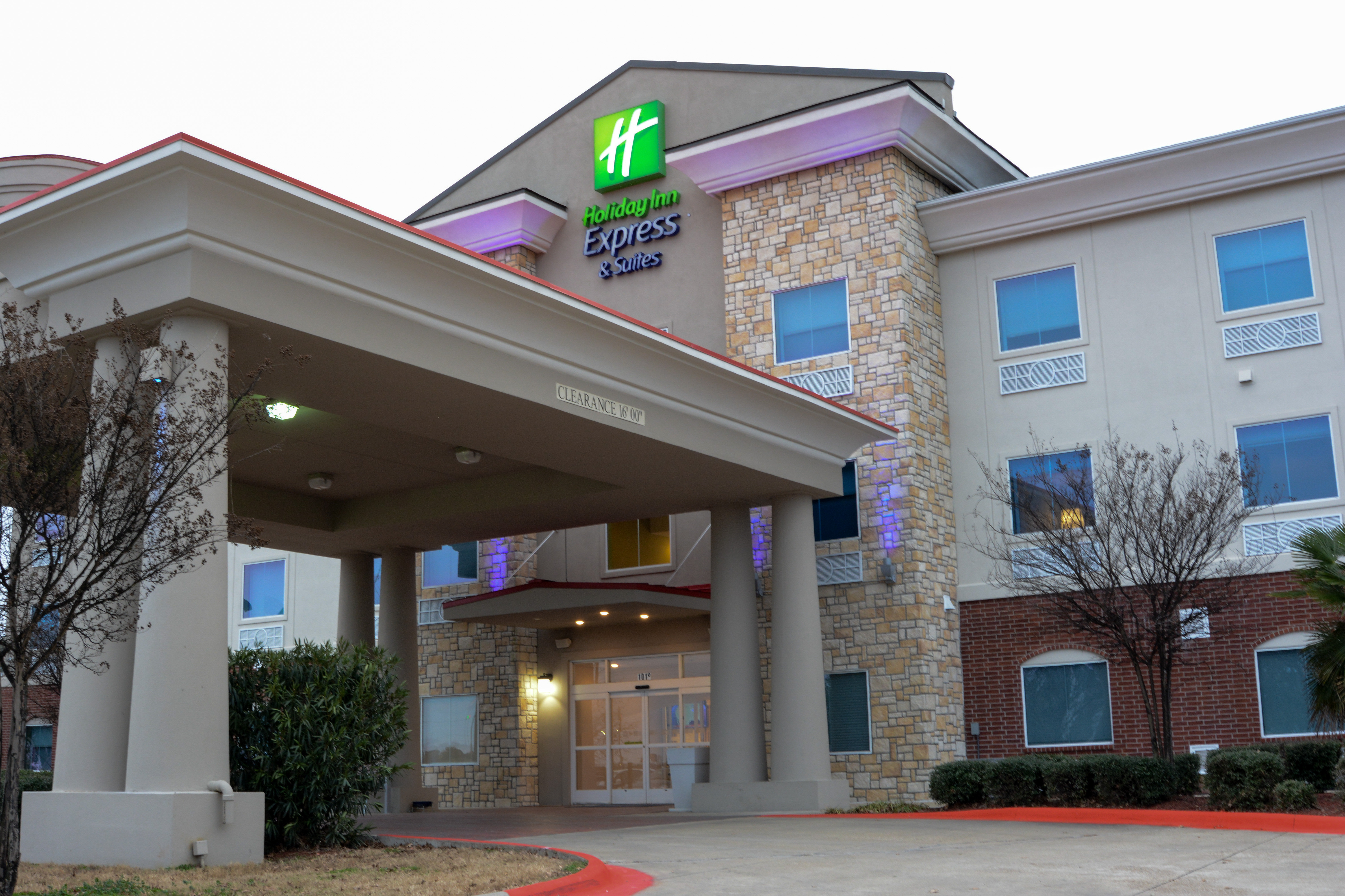 Holiday Inn Express Suites New Boston 6/51