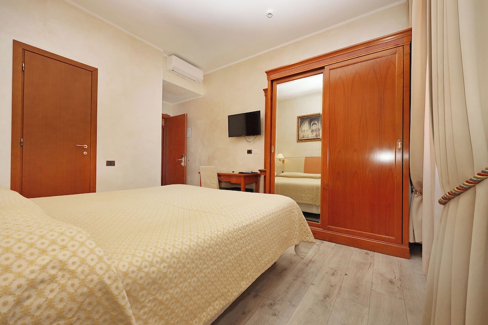 ROOM, DOUBLE BED