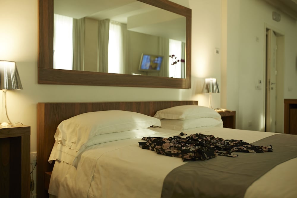 MO.OM HOTEL 24/71