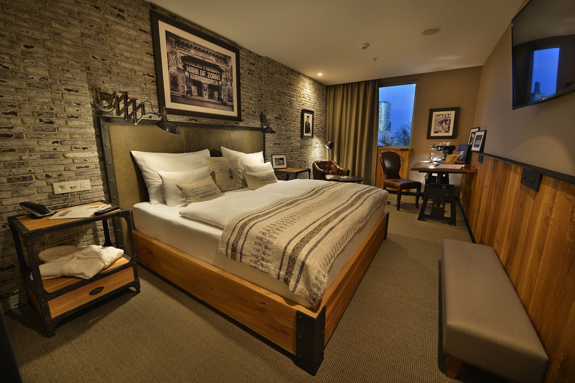 COMFORT, KING BED