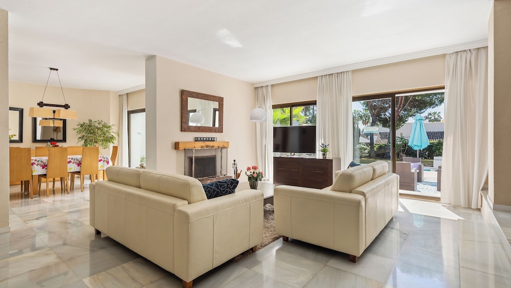 Host Villas & Suites 42/50