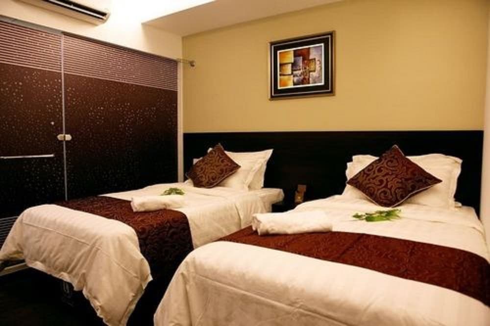 J SUITES HOTEL 18/47