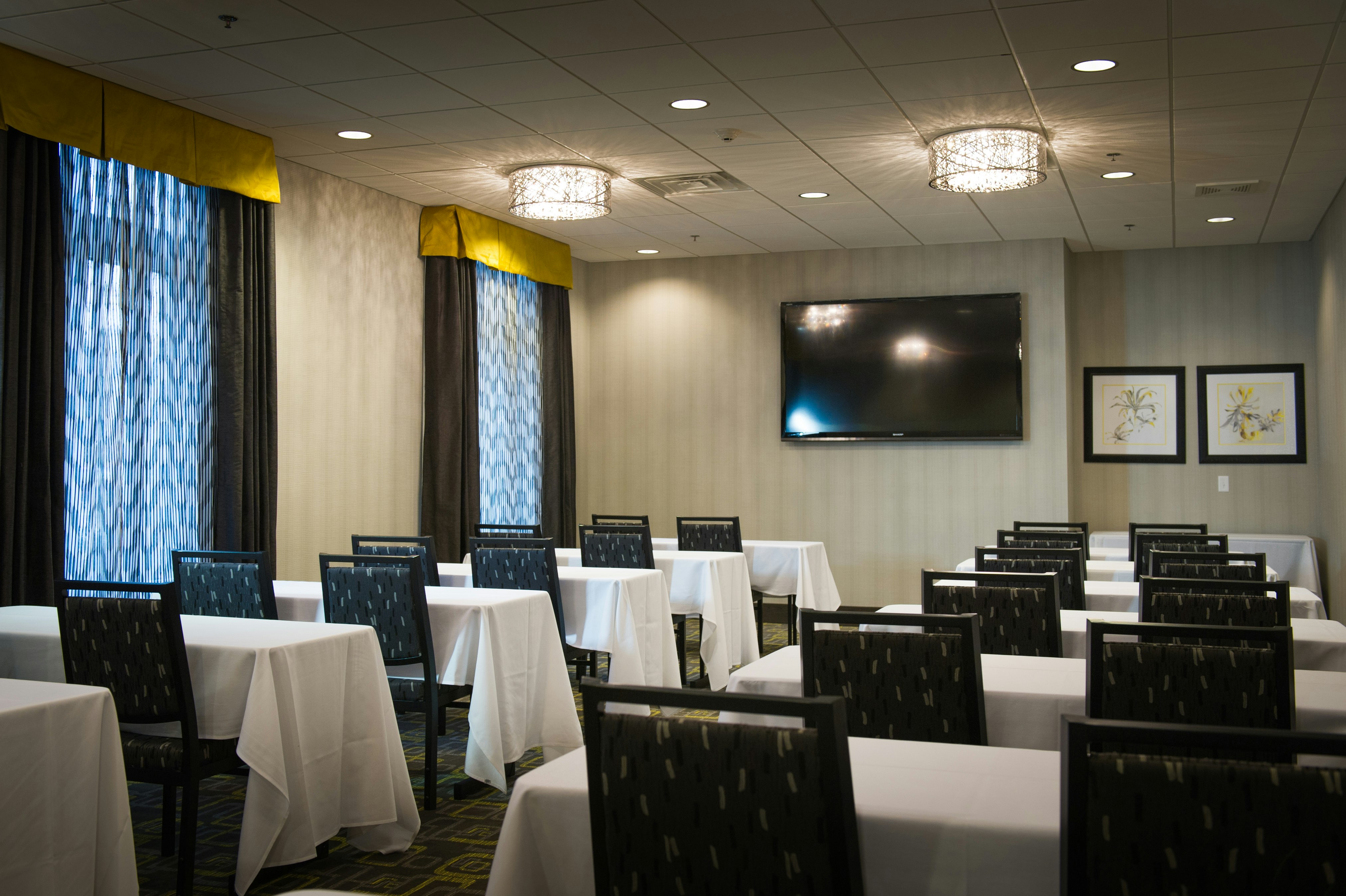 Holiday Inn Express Suites Madison Central 60/68
