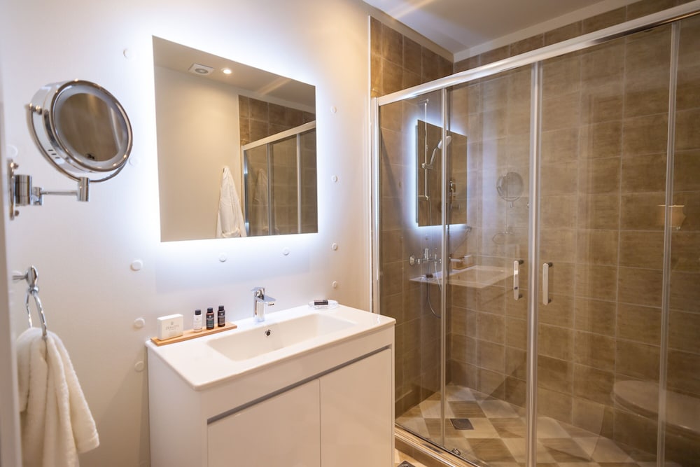 33 Solonos Suites 46/50