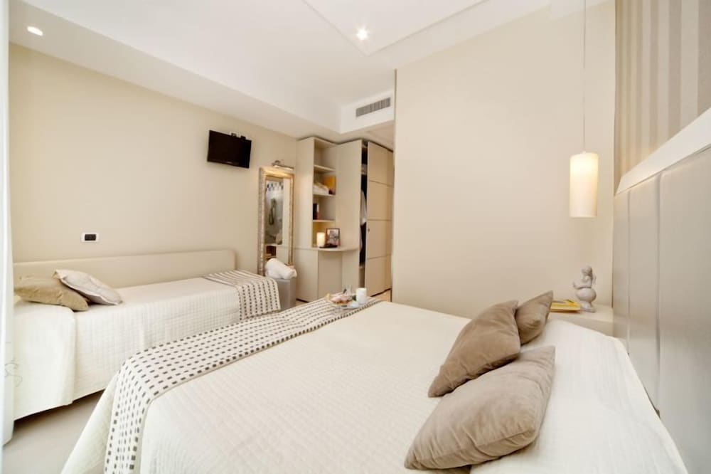 ROOM, TRIPLE, BALCONY