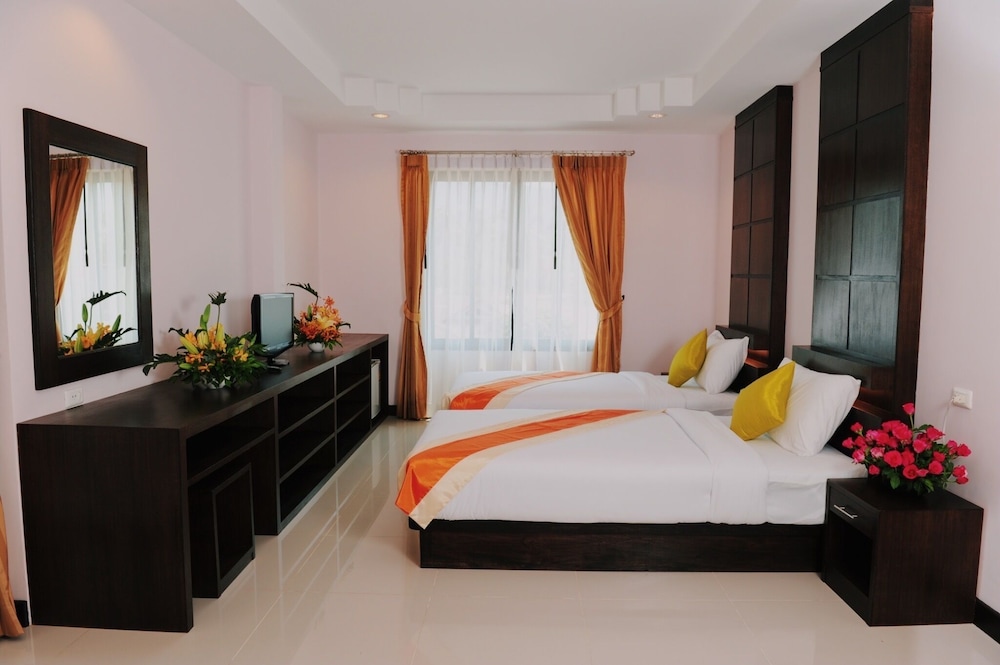 Ice Kamala Beach Hotel 10/65