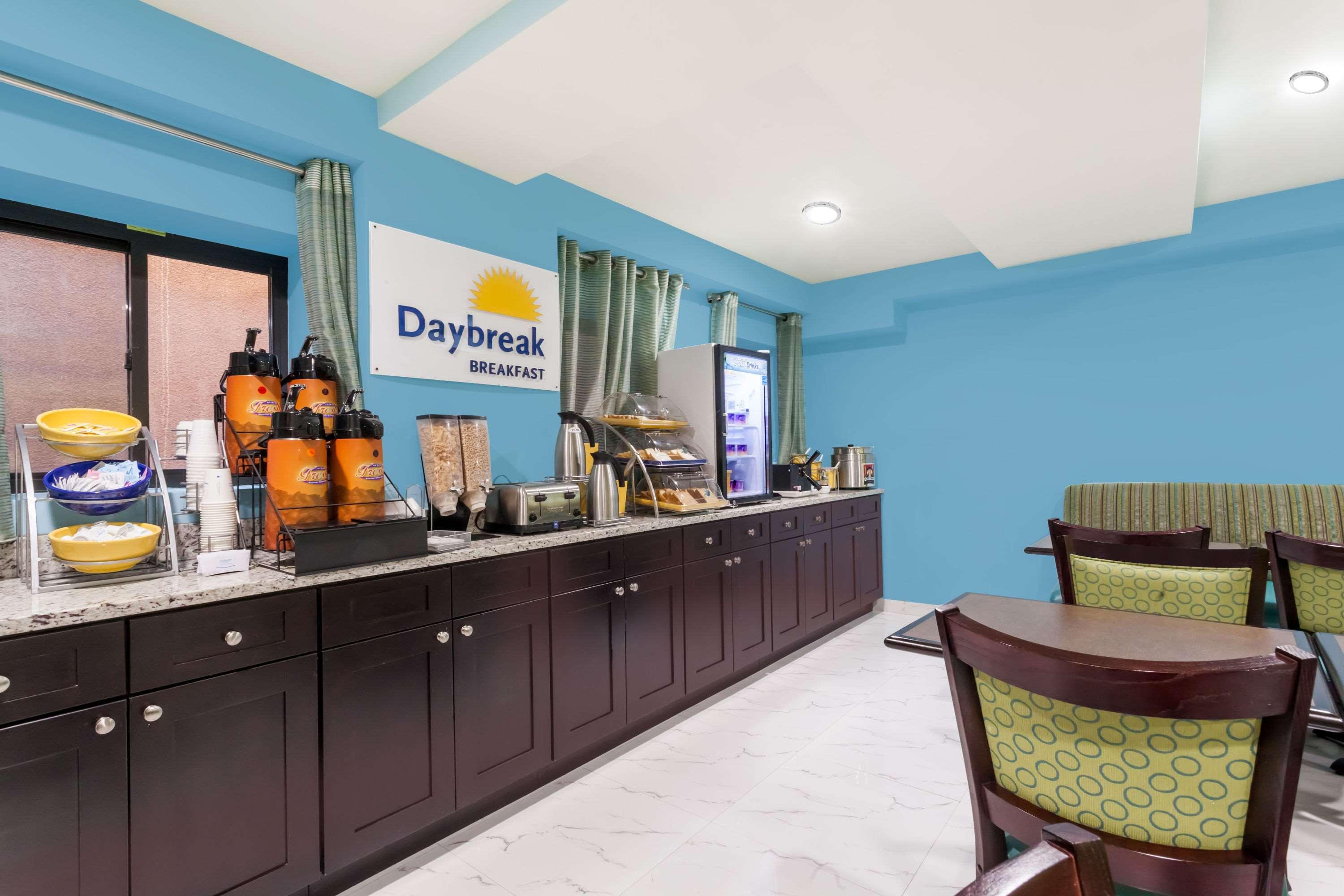 Days Inn & Suites by Wyndham Jamaica JFK Airport 15/20