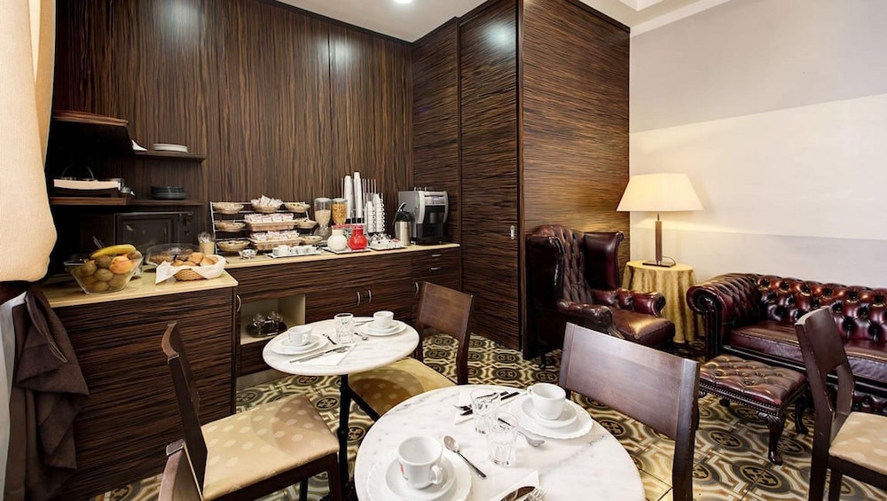 939 Hotel 48/52