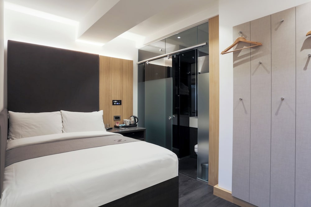 Room, Queen Bed, No Window