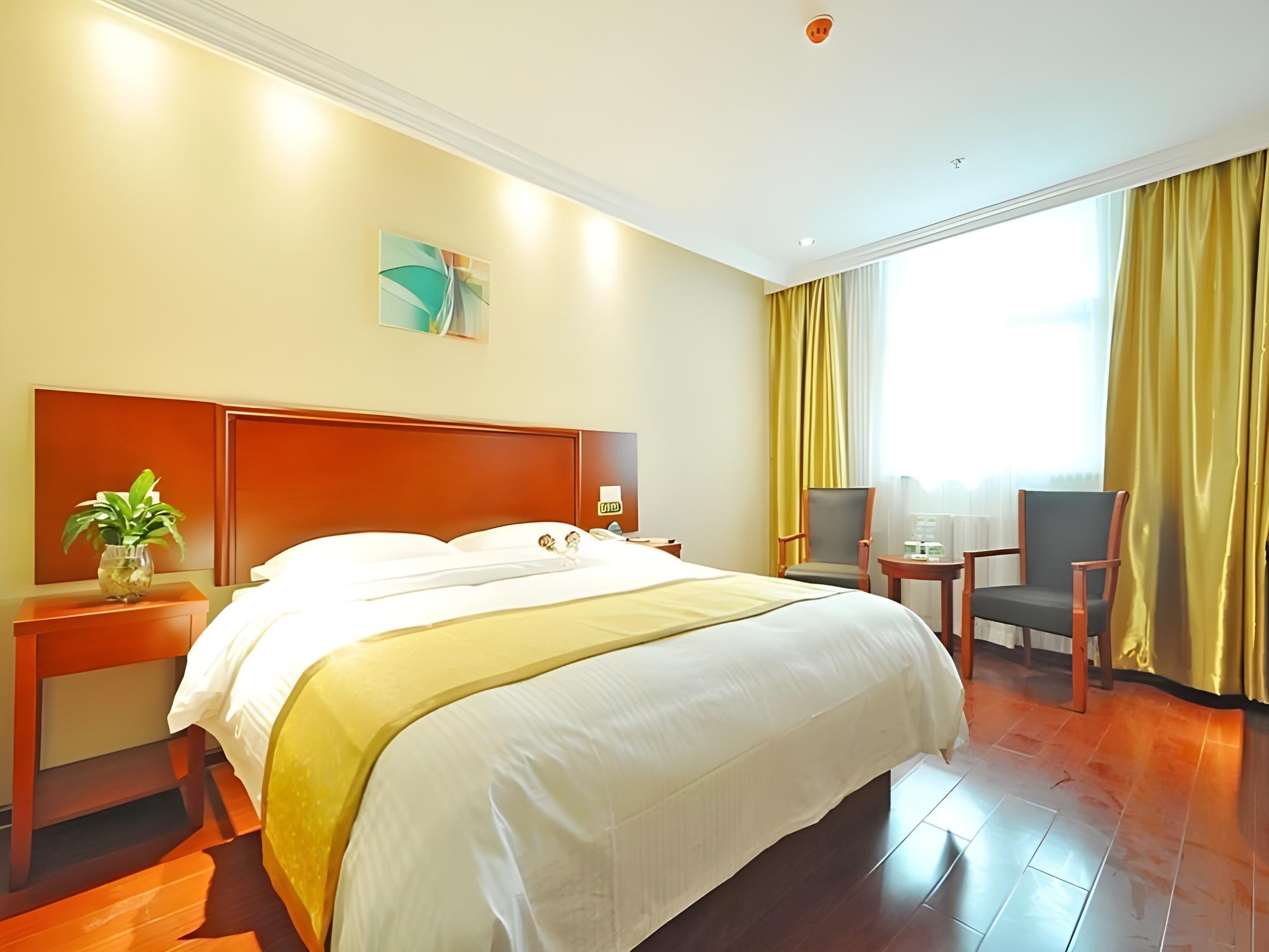 ROOM, QUEEN BED