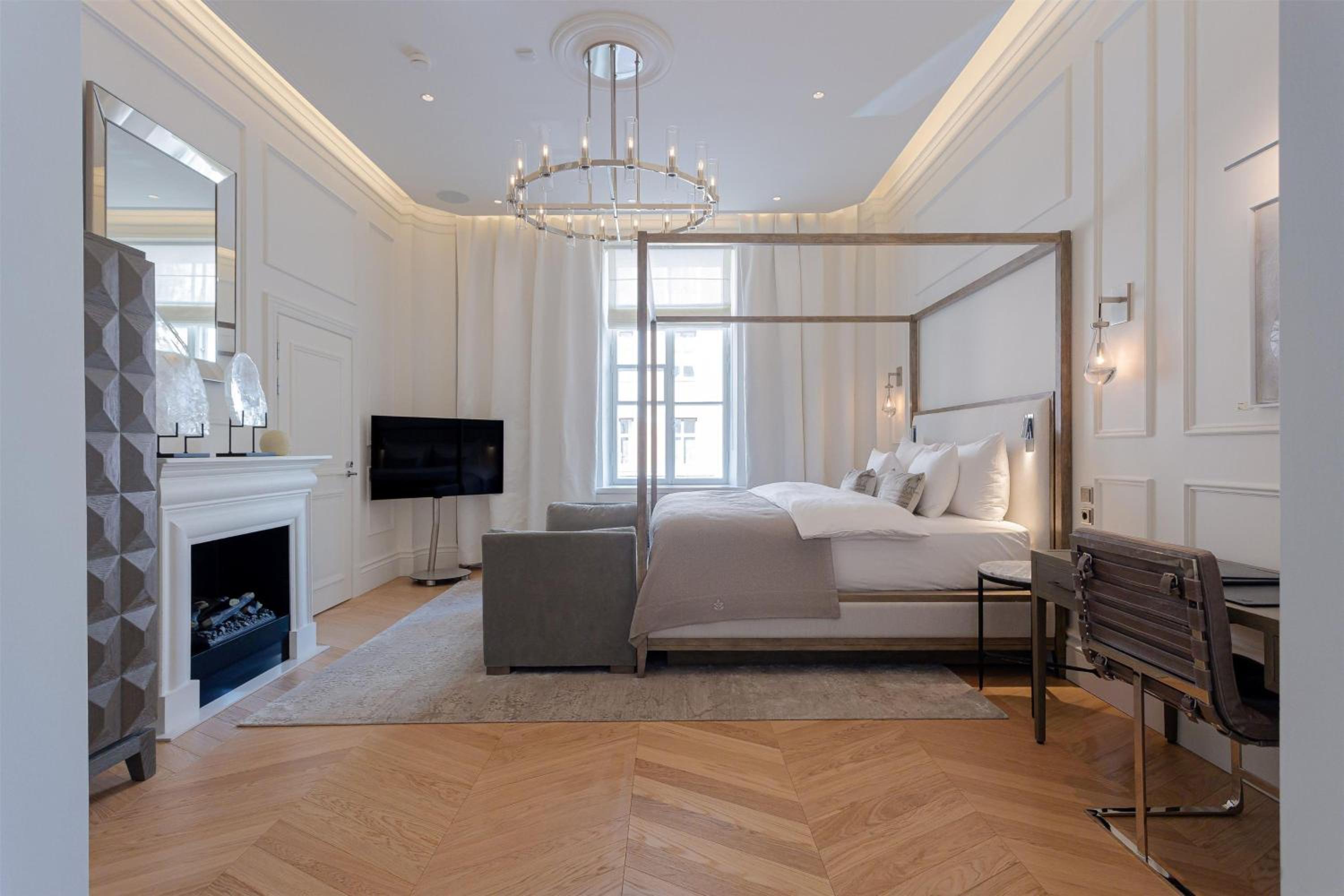 SIGNATURE, SUITE