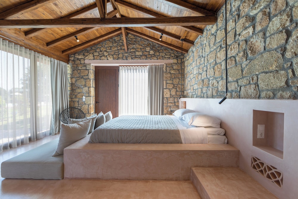 STONE, JUNIOR SUITE, POOL VIEW