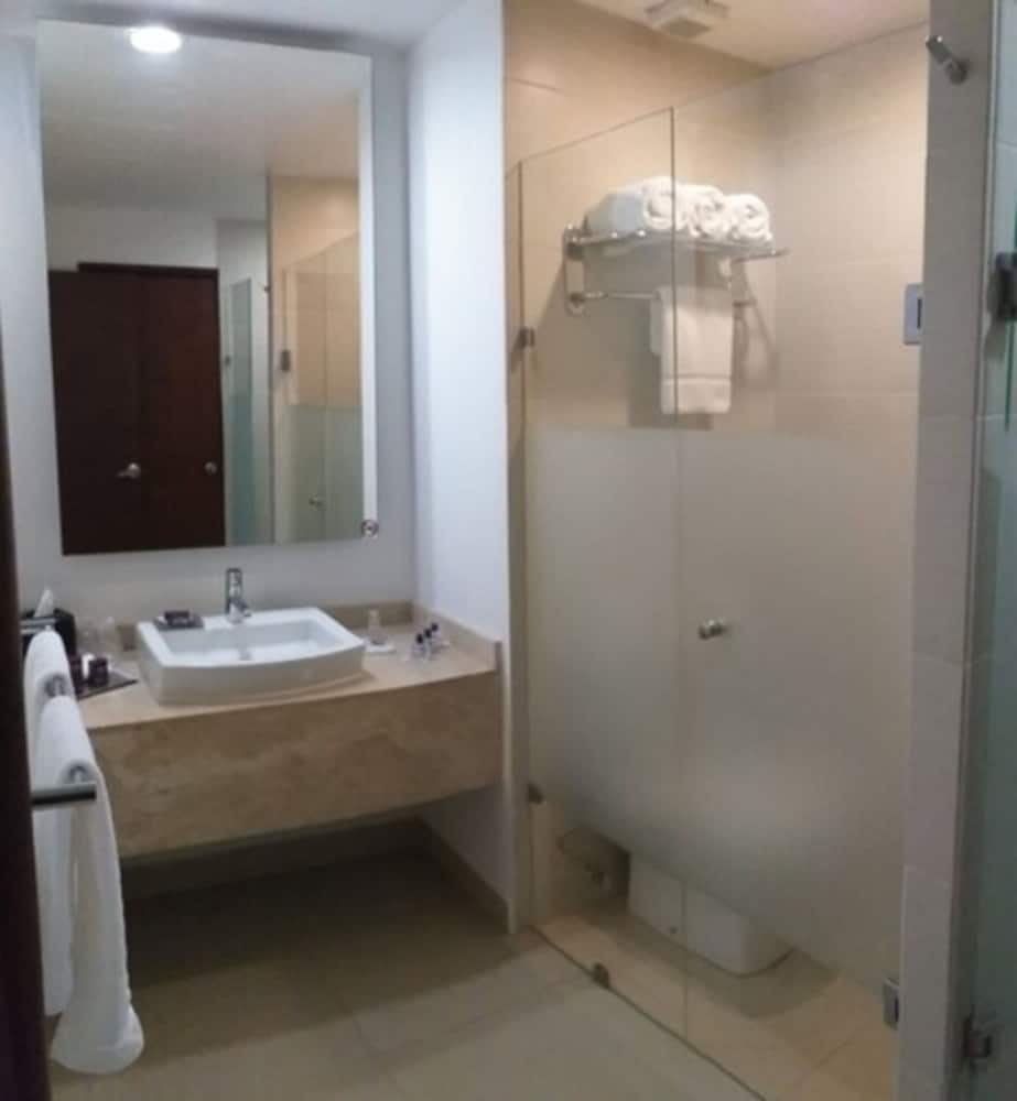 HS HOTSSON Hotel Smart Leon Centro Max (ex Wyndham Garden Leon Centro Max) 45/48
