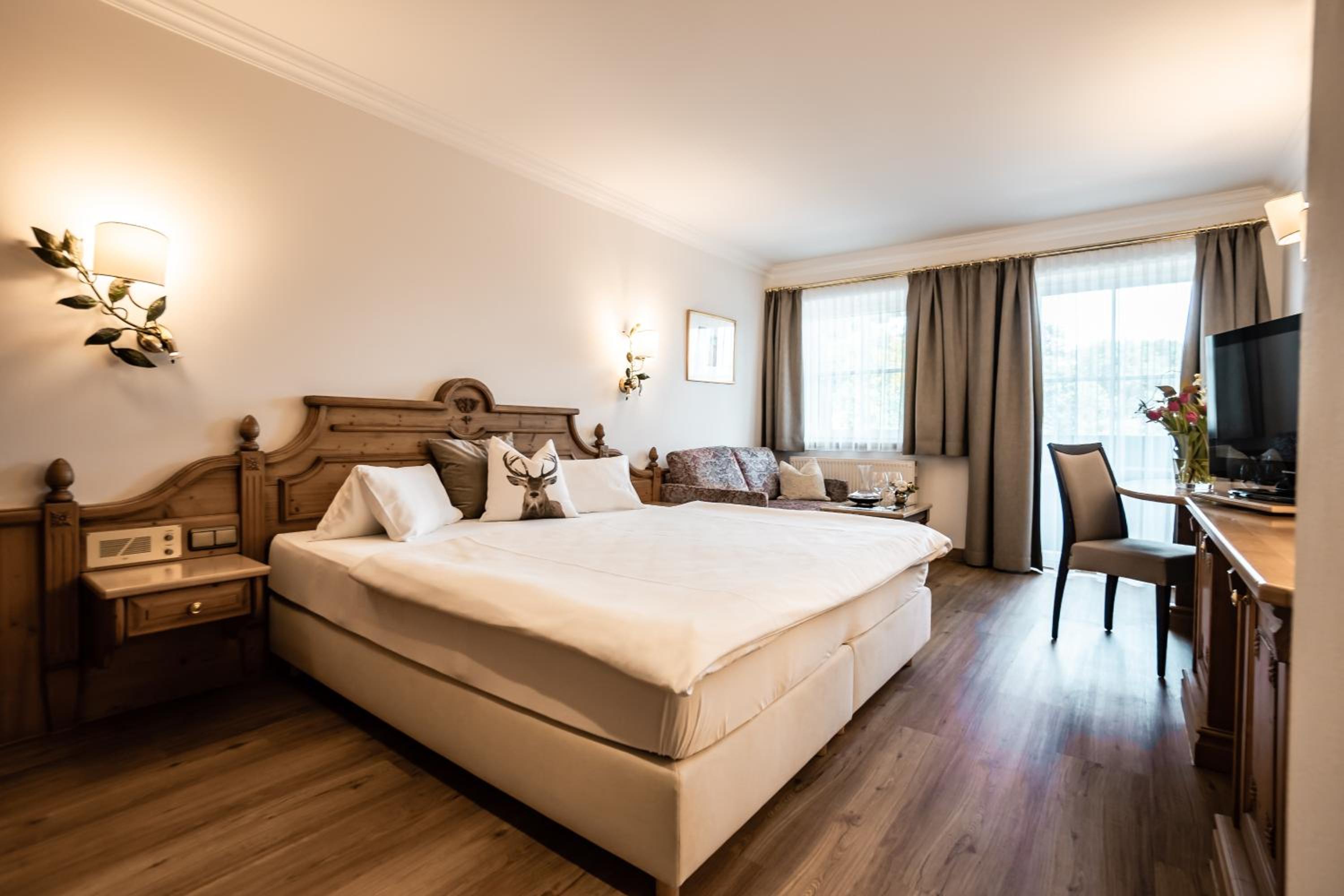 Room, King Bed, Street View، Hubertushof 2/7