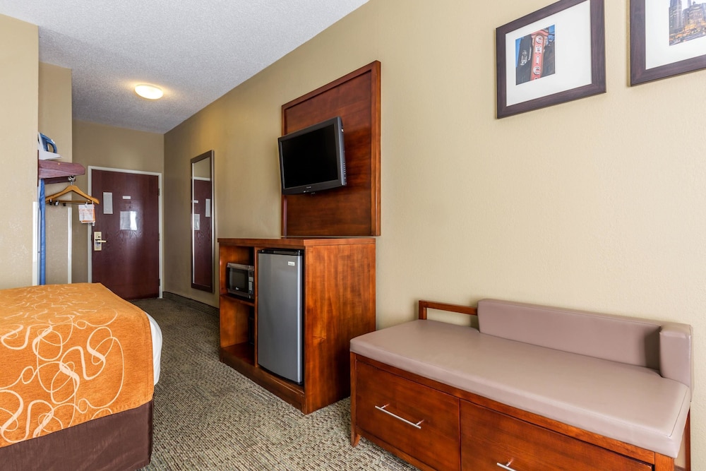 Comfort Suites Near I-80 And I-94 12/39