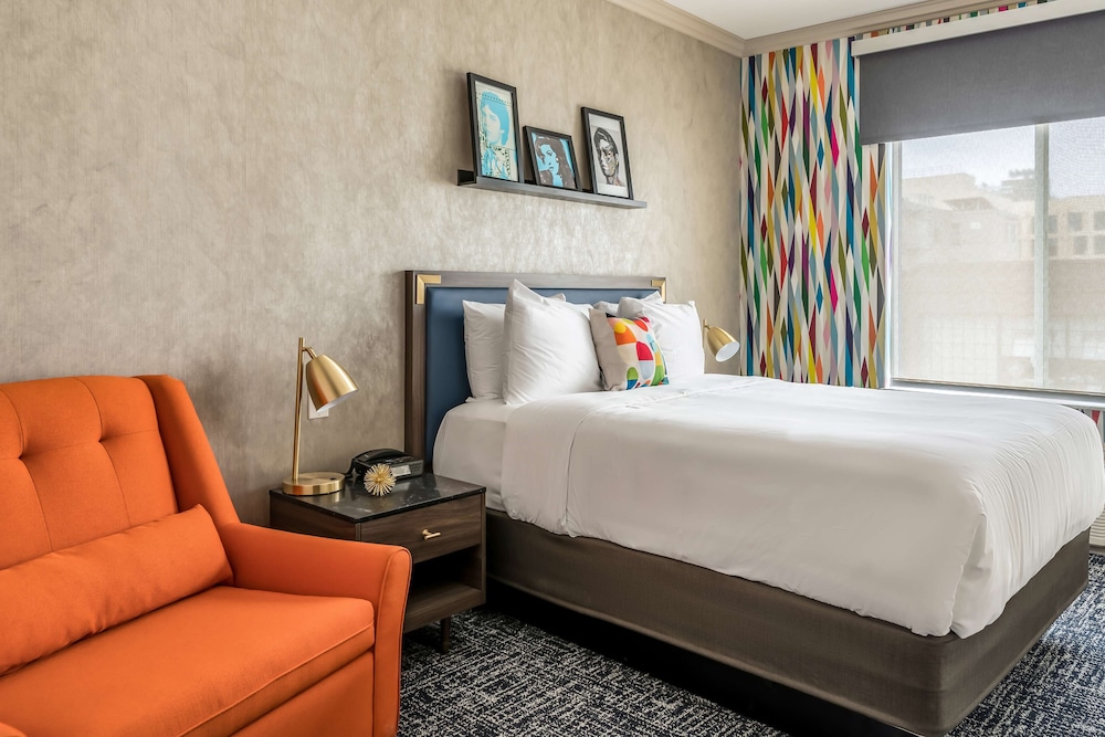 ROOM, QUEEN BED, SOFA