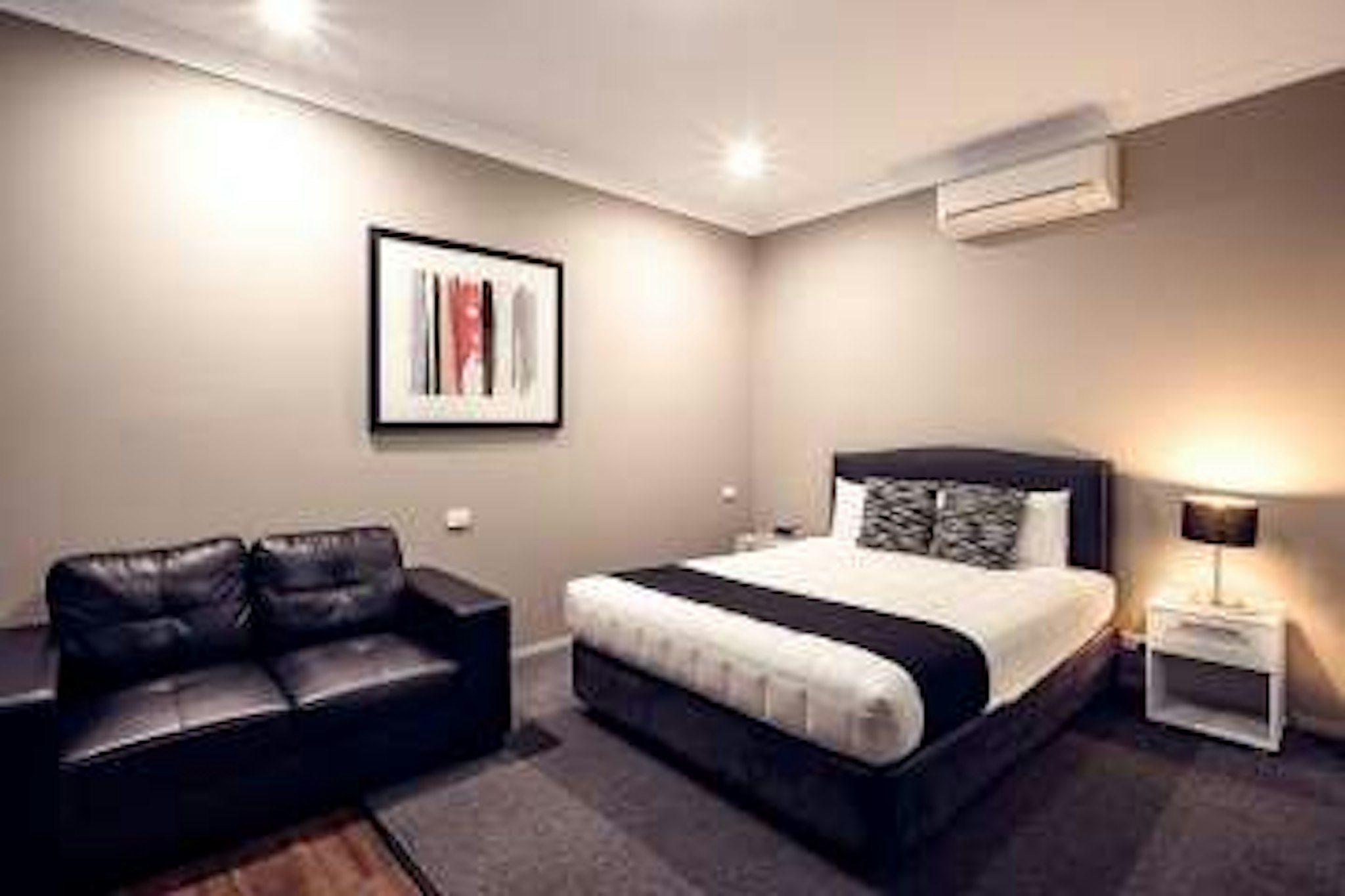 Akuna Motor Inn 3/8
