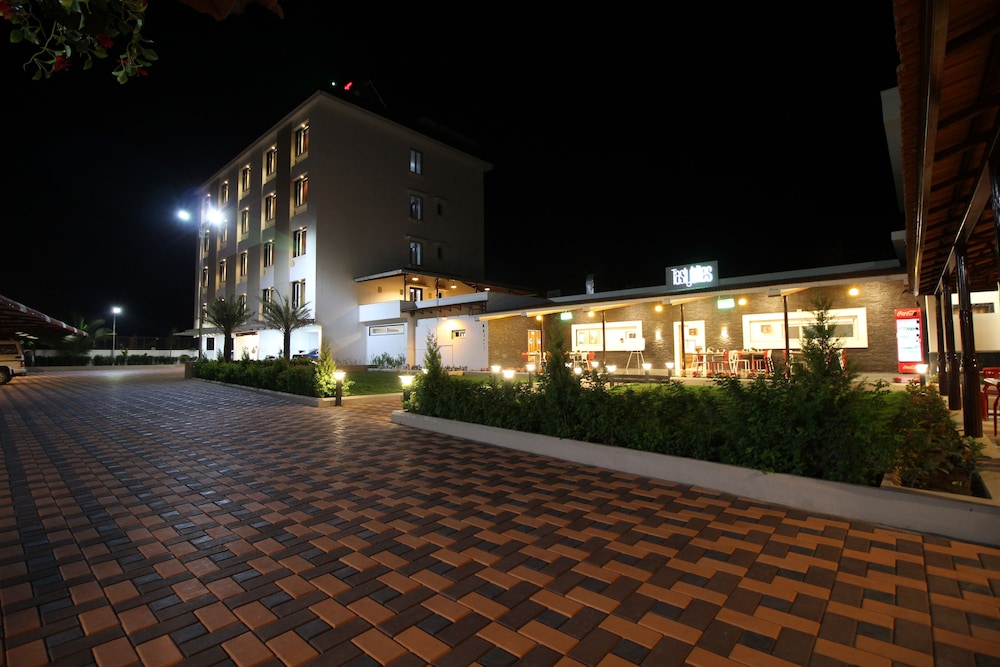 Hotel Majestique Pune 28/33