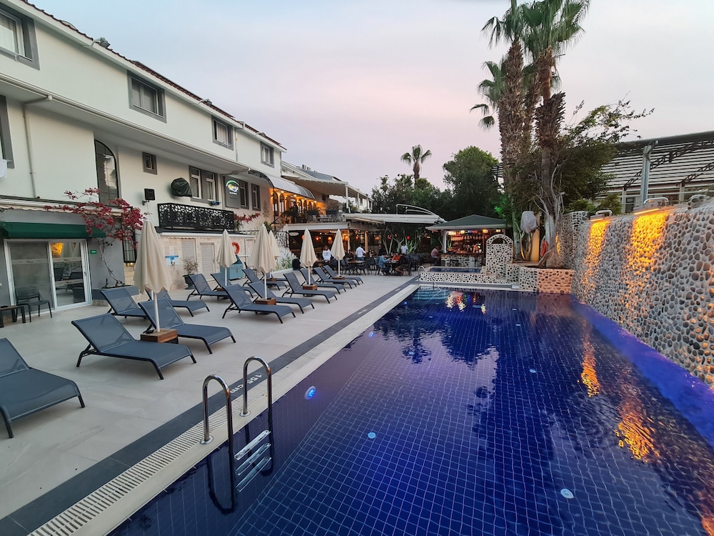 Tonoz Beach Hotel 43/69