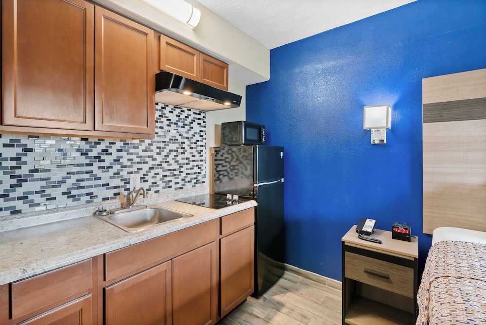 غرفة قياسية بسرير كينج بمطبخ صغير لذوي الإعاقة، Blue Wave Inn 9/10