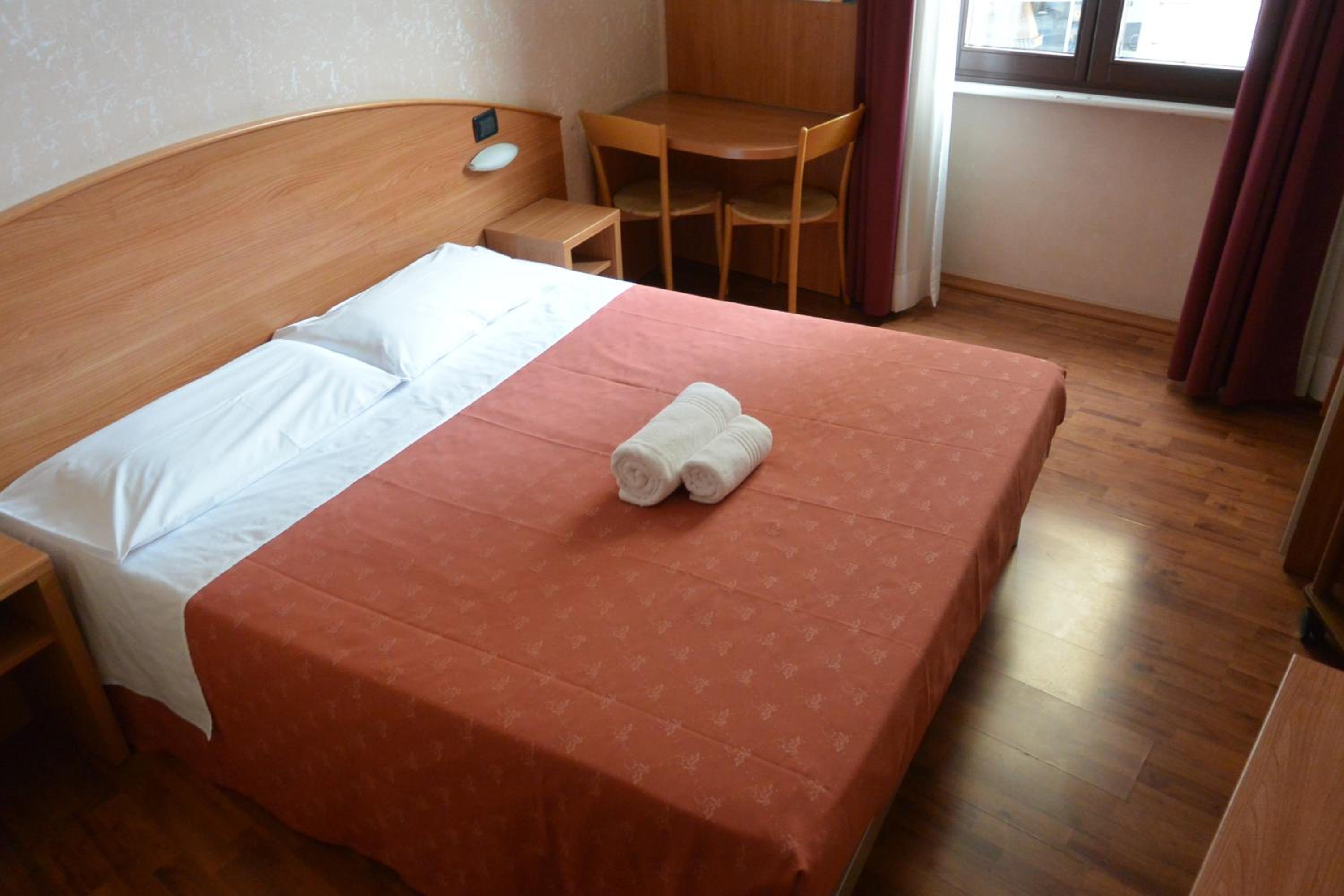 غرفة بسرير مزدوج أو سريرين منفصلين، Hotel Nuovo Milan 4/10