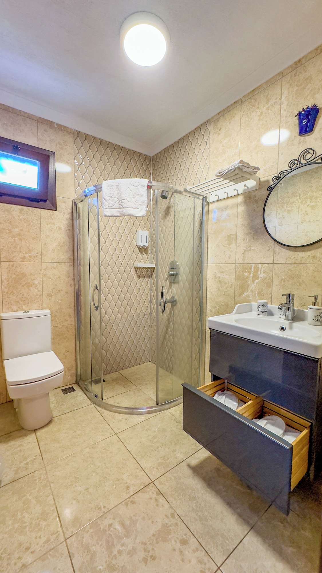 1 BEDROOM, FAMILY SUITE, PARTIAL SEA VIEW