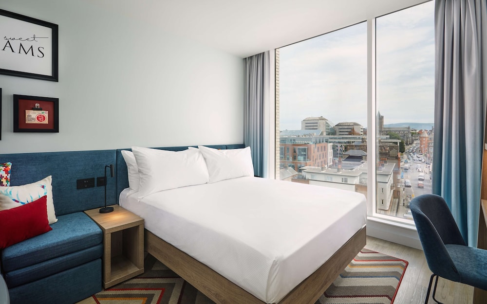 ROOM, QUEEN BED